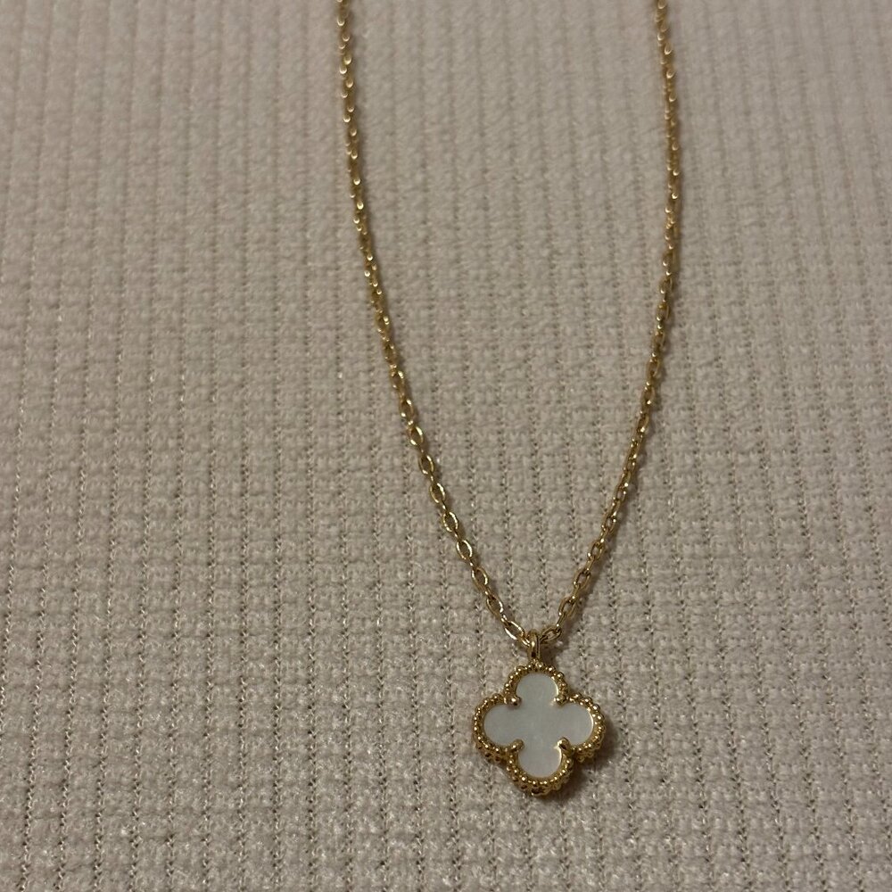 Mother of Pearl Clover Necklace NWOT